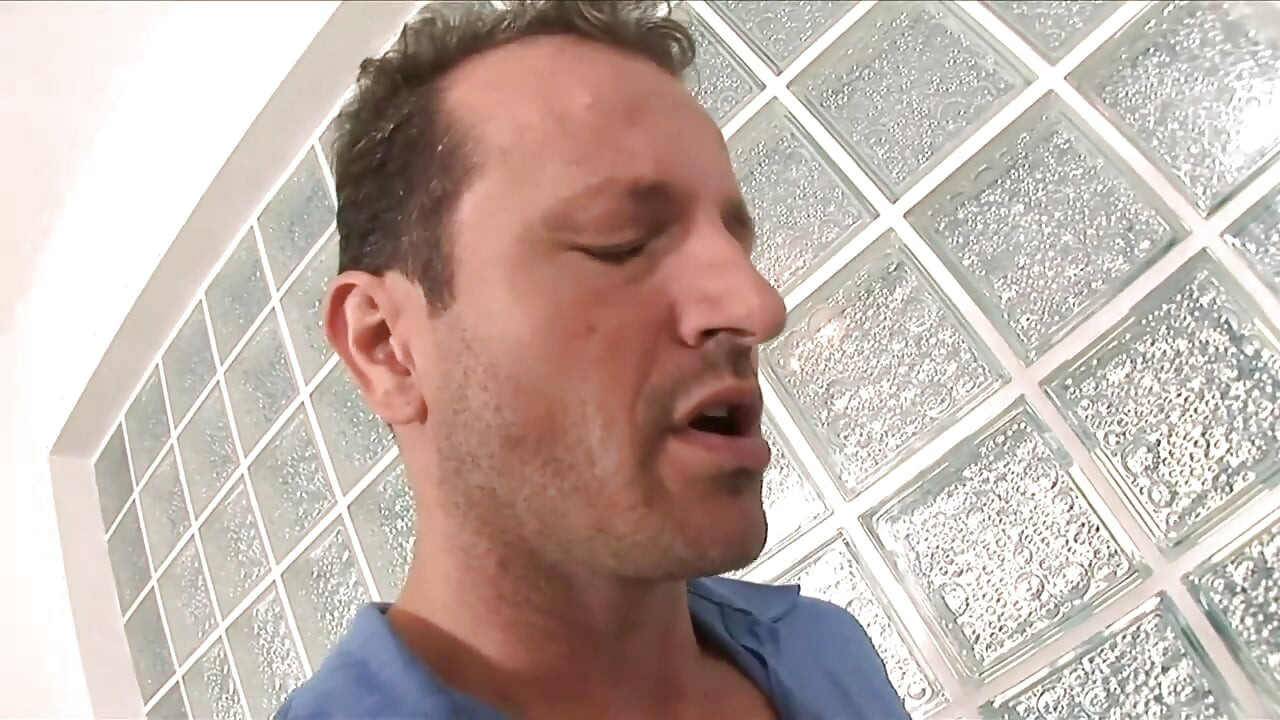 Seksi sobarica grupno jebana od svoja tri stanodavca