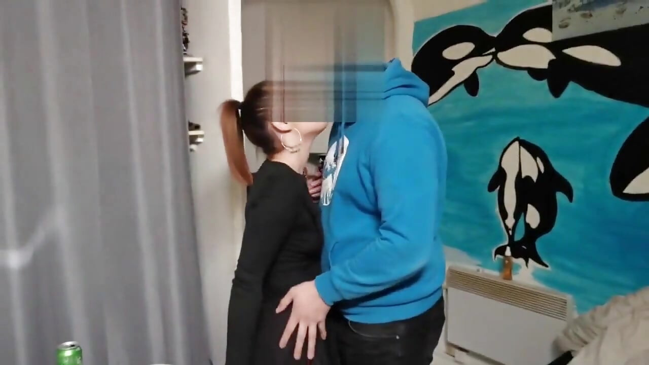 Cette Salope Camée Se Fair Baiser Par Un Gros Porc. Elle Est Prete À Tout Pour Sa Neige. Je La Baise Pendant Qu'elle Sniff.