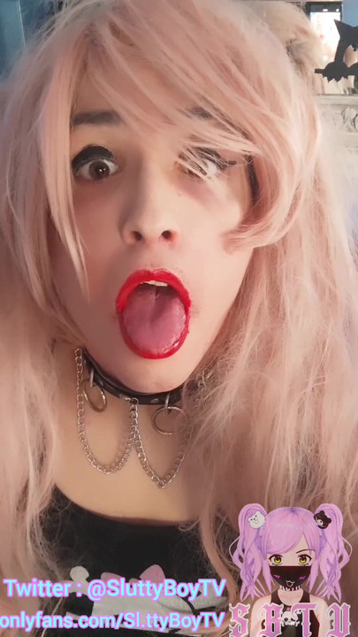 Cute Shemale Living Fuckdoll Jerks off