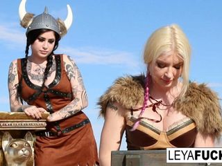 Leya de Viking neemt een gouden trofee in haar reet