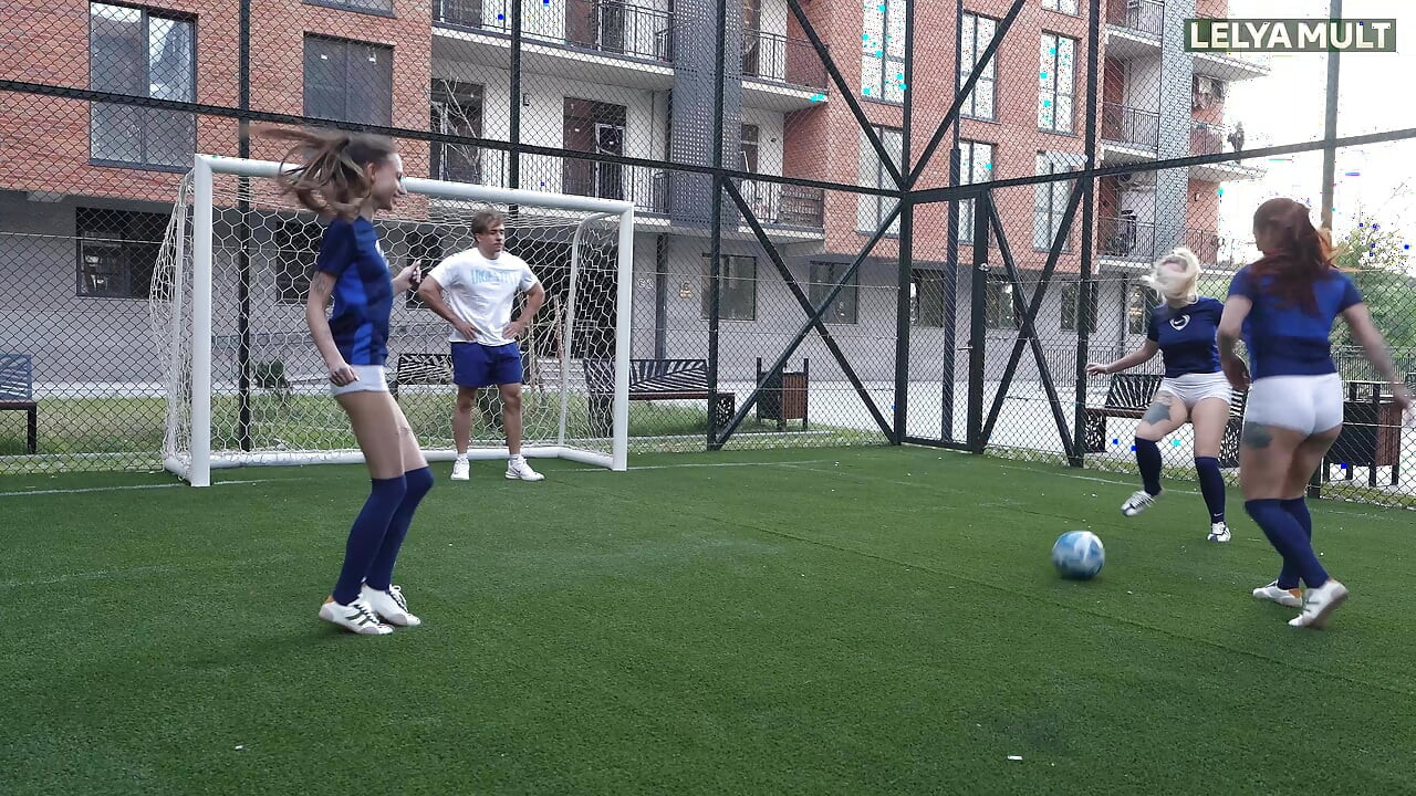 A partida de futebol terminou com um boquete desleixado e sexo apaixonado.