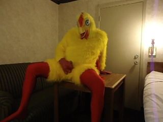 Kostum ayam di atas meja