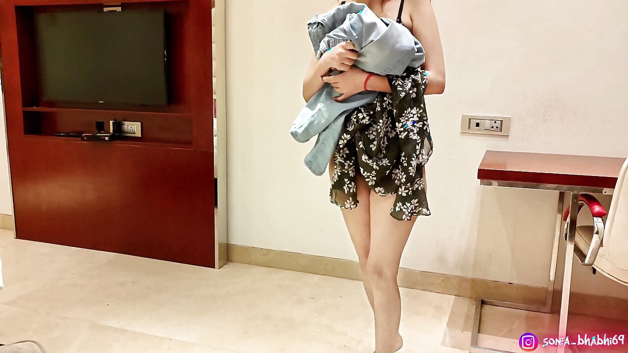 Desi Indian Stepsis Changing Dress Infront of Her Stepbrother. in Hindi
