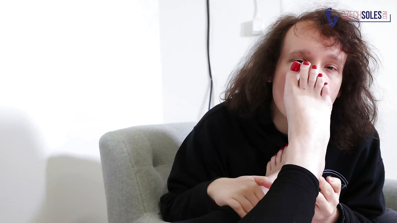 Foot Slave Boyfriend of Goddess Did