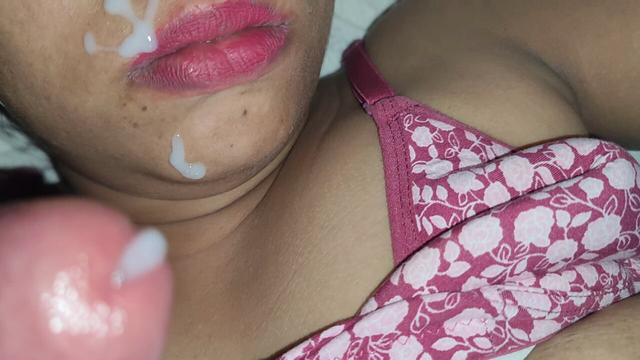 Vruća bhabhi ki cijelo lice po maal nikal diya svršava u cijelo lice Veliki izljev sperme po licu