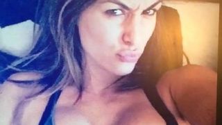 Hommage au sperme sur les seins de Nikki Bella