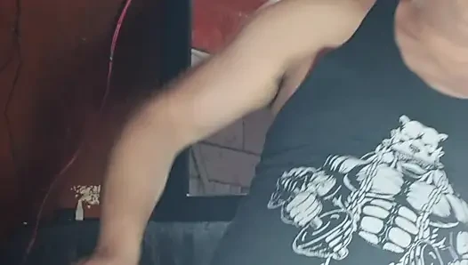Ateşli 🤤 sütünü boşaltana kadar açgözlü götümün içinde göt tıkacı ve şişme taşaklarla şortumu açıyorum
