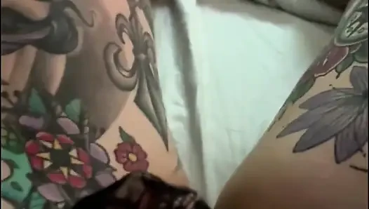 Gecenin ortasında mastürbasyon yapıyor ve çok sert boşalıyor