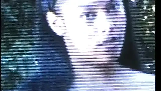 Langes haar, mädchen öffnet ihre beine weit für die stange eines schwarzen hengstes