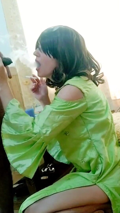 Trenutak koji morate vidjeti iz "Pušenje cigarete MILF dobiva veliki crni kurac".