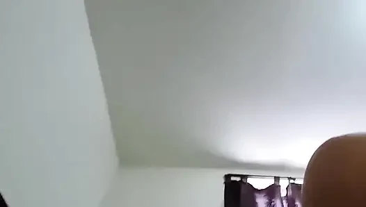 Tombul Venezuelalı prezervatifsiz sikişiyor