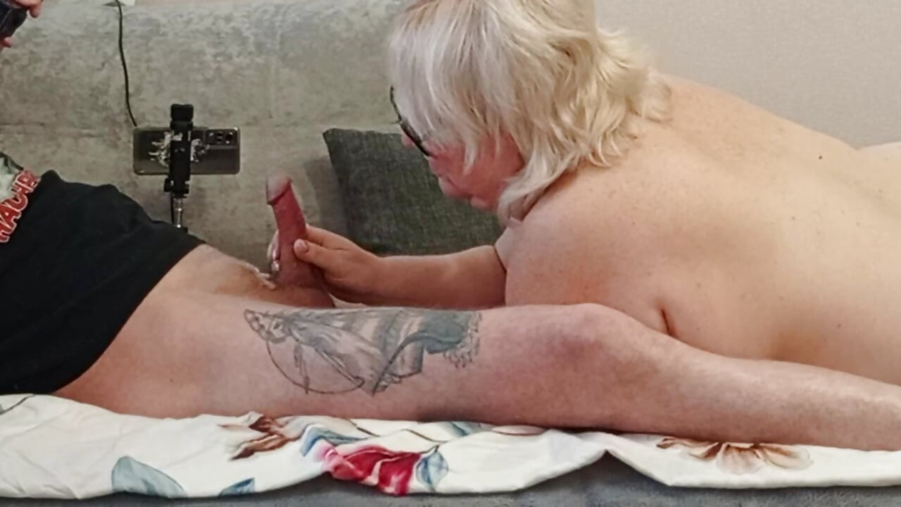 Η μητριά ρουφάει το πουλί μου μέχρι να χύσω