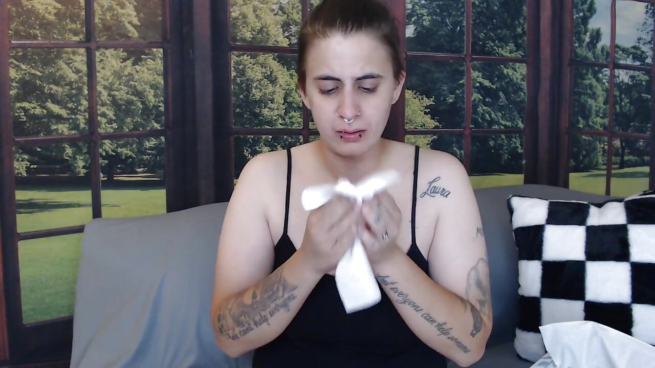 Stuzzicato mentre tosse soffiando il naso