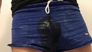 Mear en pantalones cortos manchados de esperma