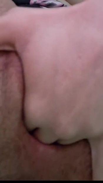 직장에서 피곤해하고 자위하는 아름다운 소녀 클로즈업