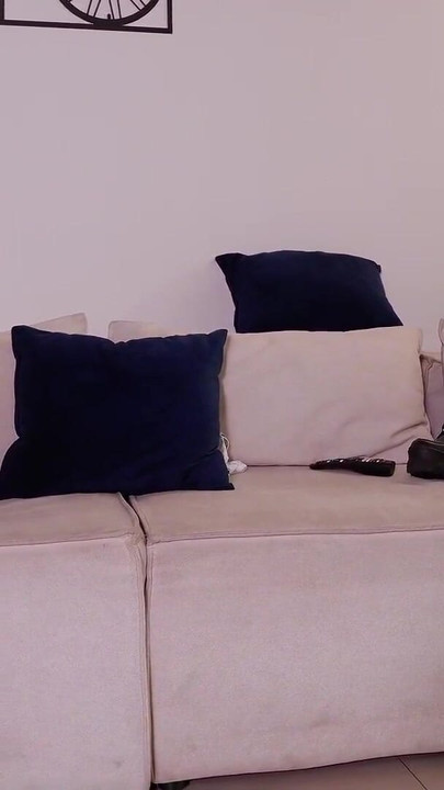 Školarka pokćerka me zavodi i moli da je pojebem prije nego što ode na posao | Isječak 1