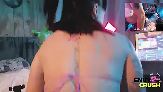 Gadis gamer dengan stoking jala lagi asik berlutut