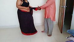 India desi cachonda tía vistiendo blusa sari mientras un chico la mira y la folla duro (audio hindi)