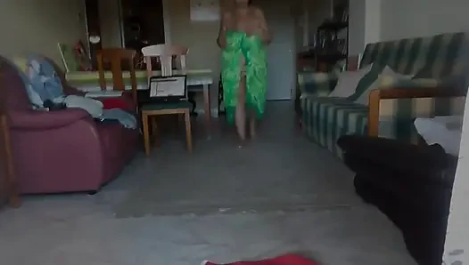 Jen kendi kıyafetlerine işiyor