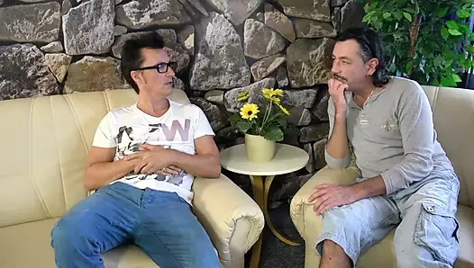 Seksi Alman sarışın evli kadın her iki deliğini de 2 penisle sikiyor