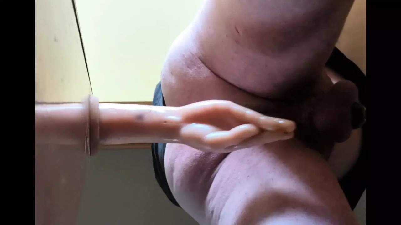 Warming up for bigger dildos