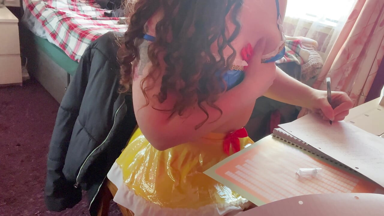 SnowWhite lagi asik belajar sambil sange