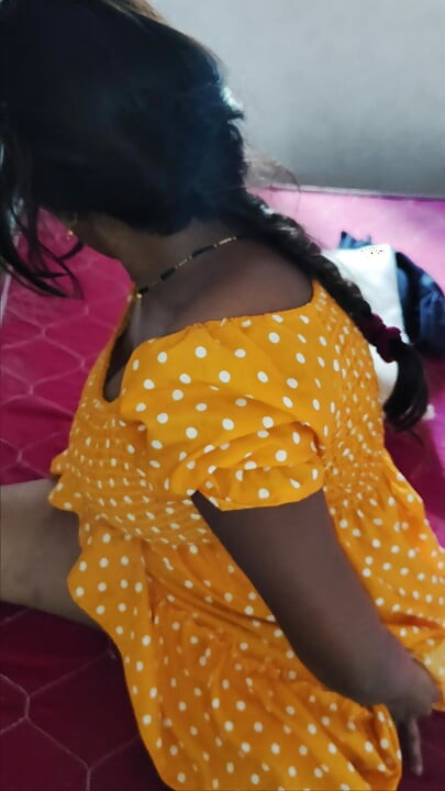 Bahan aapne bhai ka land hilai aaur aapne chut me pahli bar Bhai ka land dal di - brother and stepsister sex.