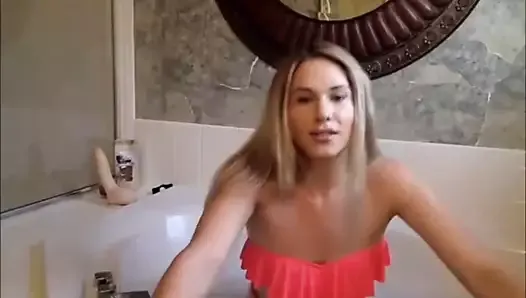 Une trans blonde amateur sexy prend un bain - terrifier7