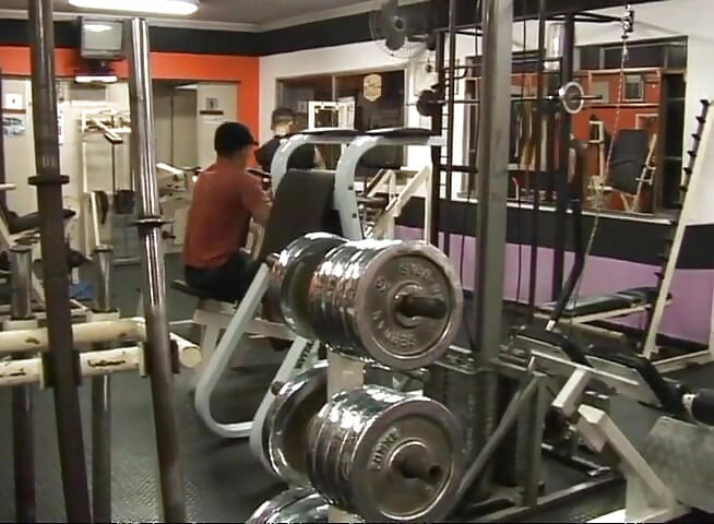 Güçlü kaslı adamlar spor salonunda sikişiyor ve birbirlerini emiyor