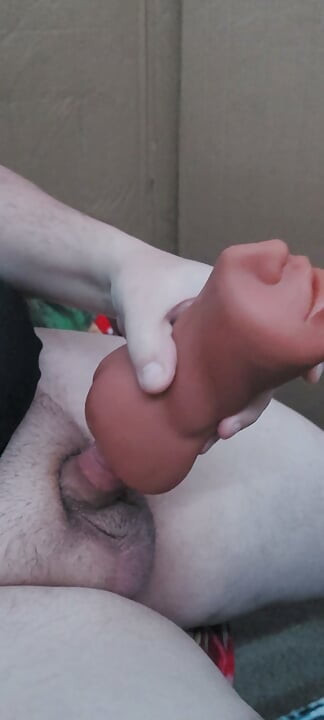 Brincando com meu pau pequeno até gozar