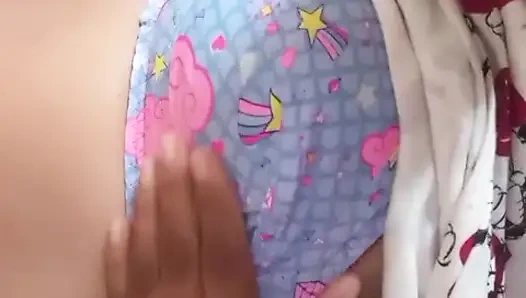 Wanita Sri Lanka merayu pasangannya melalui panggilan video sampai orgasme hanya dengan toket besar dan memek basah