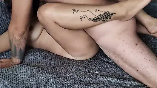 Взаимная мастурбация с грудастой сводной сестрой и трах ее тугую волосатую киску после