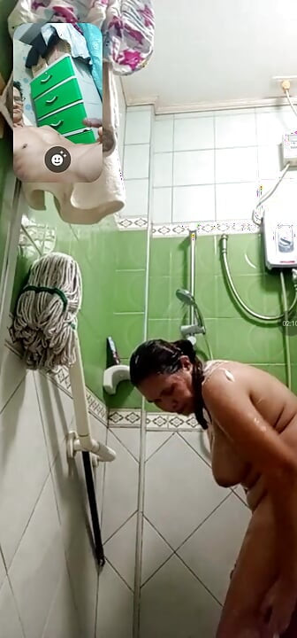 Sabah banyo yaparken götünü izliyorum