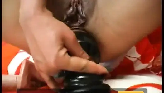 Monika tüm deliklerini genişletiyor