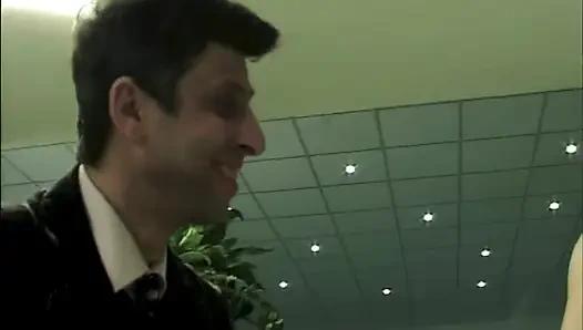 Ölümünde Sevişmek Için Güzel Bir Esmer