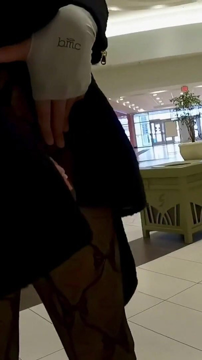 Spektakularan trenutak iz "Mall Flash In Sissy Chastity"