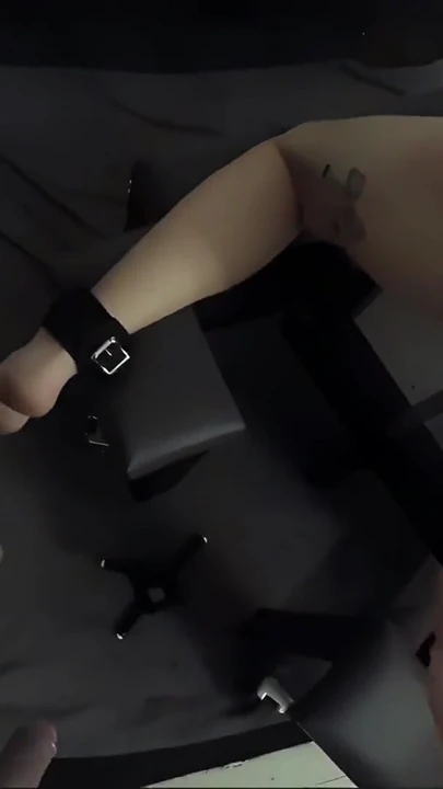 Un momento da "studentessa anale e con scosse elettriche penetrate nel dominatore"