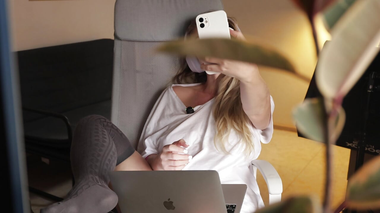 Wife desperately masturbates for her subscriber while her husband is not home
