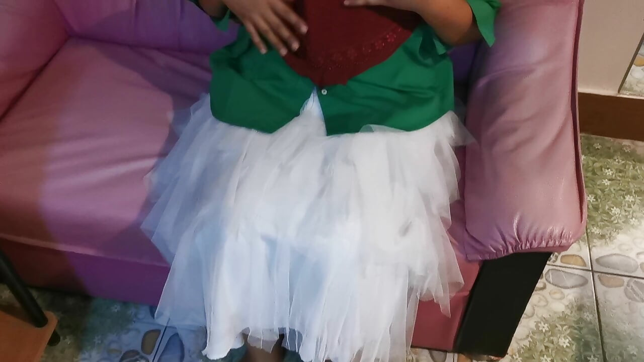 Gadis hijab mencabut di bawah skirt putih