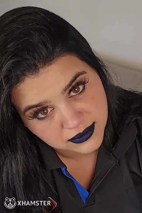 Kurye kız evine taşınıyor ve sana aşağılayıcı görevler yapıyor