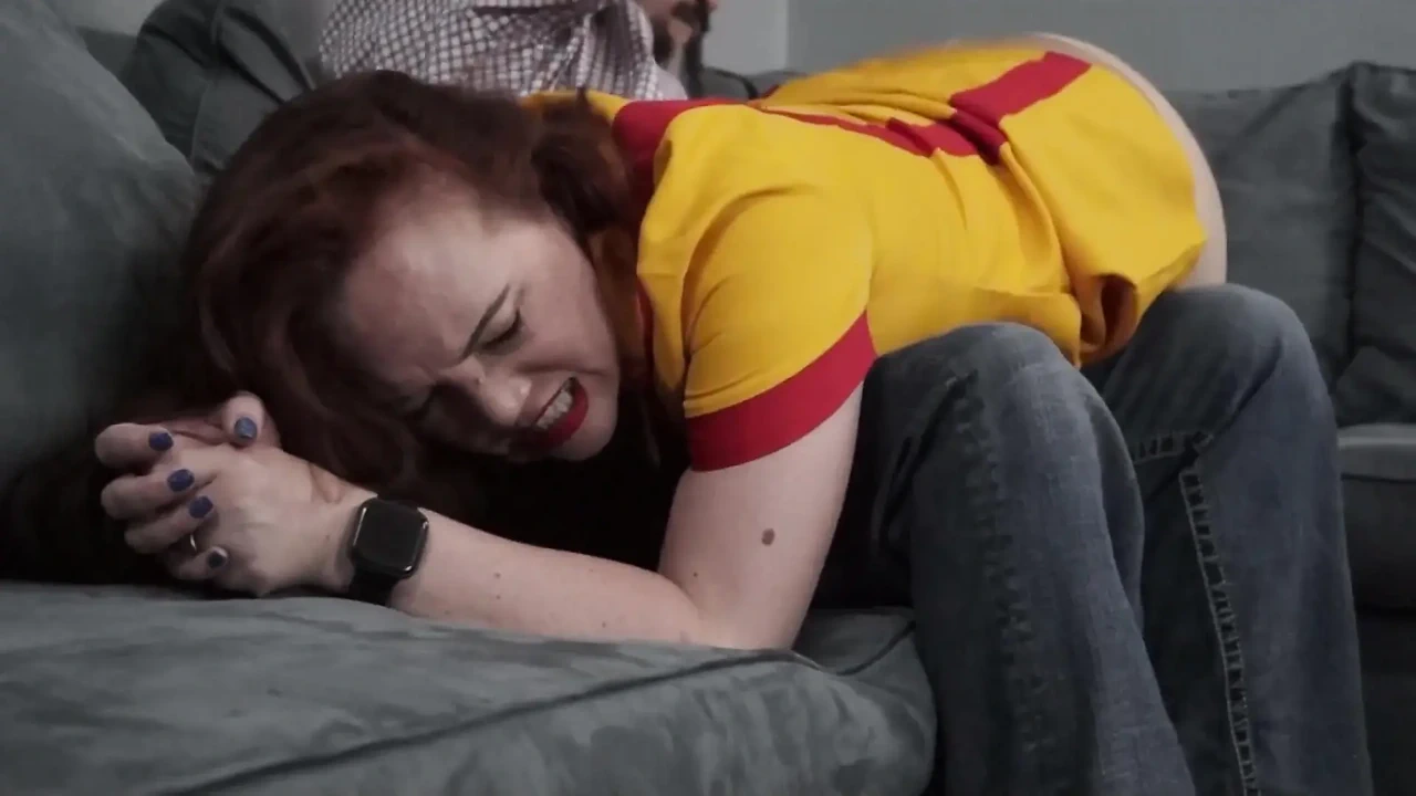 女服务员被打屁股 2