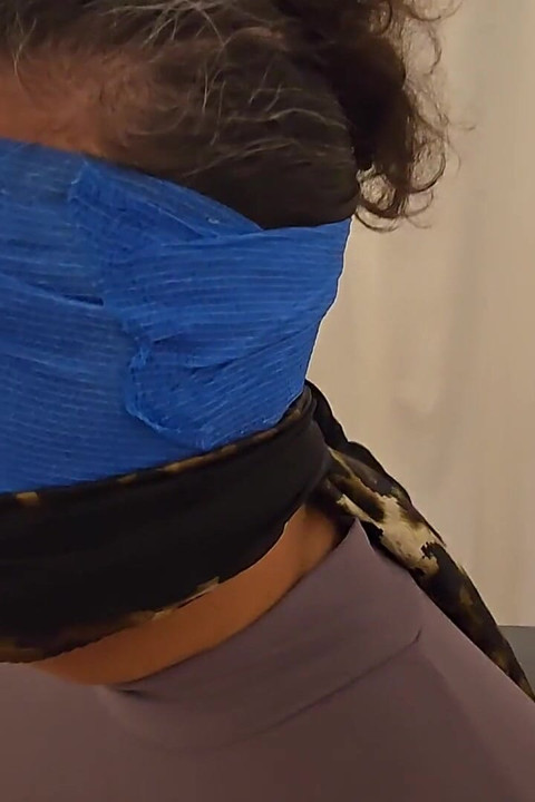 夫が彼女のドレスに射精する