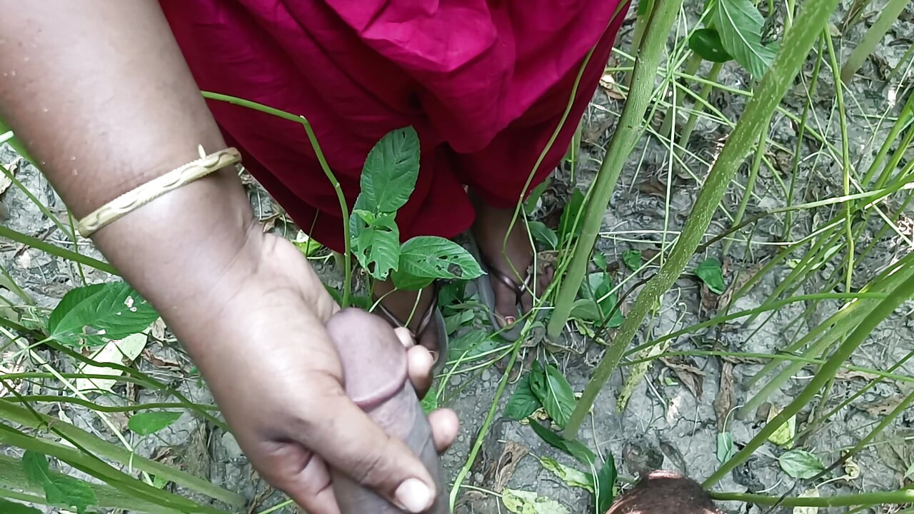 I fucked her while she was in the jute field and had a lot of fun, then I ejaculated in her vagina.
