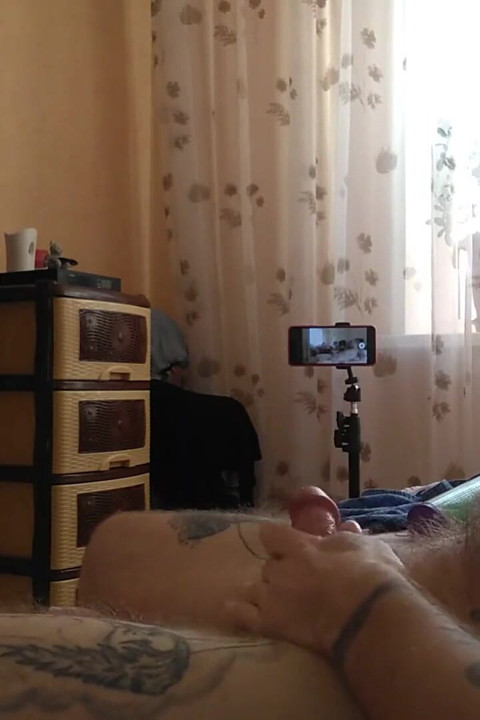Pomógł mi spust, szarpiąc mojego kutasa.