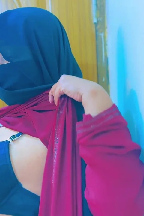 埃及热辣女仆变得超级饥渴并开始在办公室自慰, 老板看到她开始打手枪