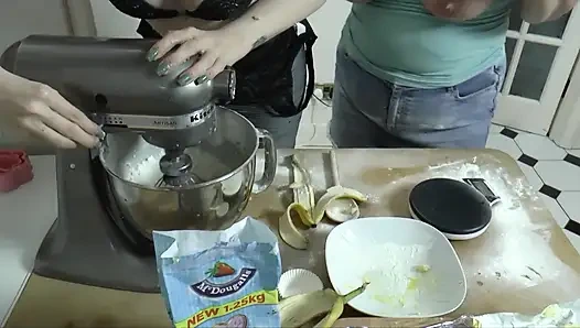 Обнаженная лесбиянка грязно готовит