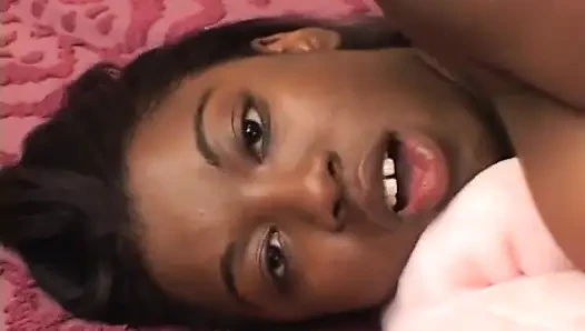Kontol putih besar mengebor ebony semok