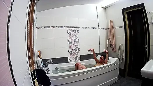 Stella bersantai di bak mandi