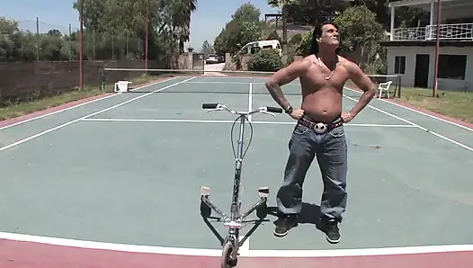 Gadis semok kulit hitam lagi muasin kontol besar di luar ruangan