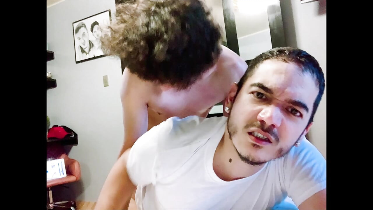 Hetero-mladi-latino twink jebe svoju prvu dlakavu guzicu.